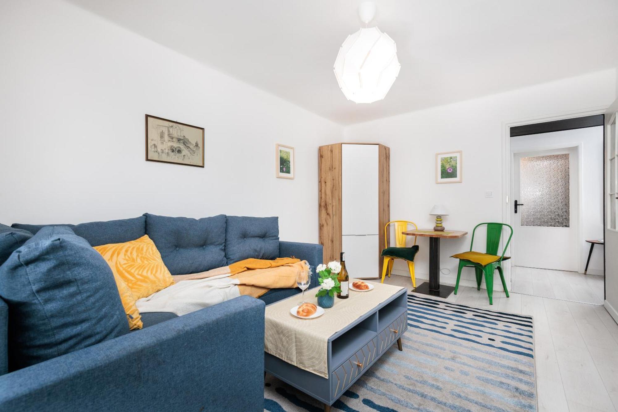 Quiet Quarter - By Upstairs Apartment